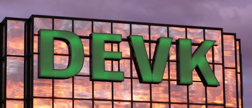 DEVK-Zentrale - DEVK-Logo an Hauswand
