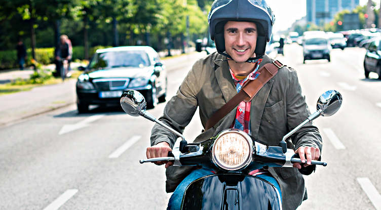 Mopedversicherung: Mann fährt Moped